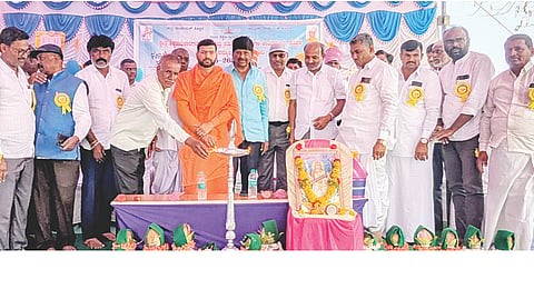 ಅಳವಂಡಿ ಸಮೀಪದ ಮುರ್ಲಾಪುರ ಗ್ರಾಮದ ಸಹಿಪ್ರಾ ಶಾಲೆಯಲ್ಲಿ ಕಲಿಕಾಹಬ್ಬ ಕಾರ್ಯಕ್ರಮವನ್ನು ಸಿರಸಂಗಿಯ ಶ್ರೀ ಸಂಗಮೇಶ್ವರ ದೇವರು ಉದ್ಘಾಟಿಸಿದರು. ಕುರಿ ಮತ್ತು ಉಣ್ಣೆ ಅಭಿವೃದ್ಧಿ ನಿಗಮದ ಮಾಜಿ ಅಧ್ಯಕ್ಷ ವೈ.ಎನ್.ಗೌಡರ್, ನಿವೃತ್ತ ಉಪನ್ಯಾಸಕ ಸತೀಶ ಪಾಸಿ, ಸಿಆರ್‌ಪಿಗಳಾದ ಕೃಷ್ಣ, ವಿಜಯಕುಮಾರ ಟಿಕಾರೆ, ಪ್ರಮುಖರಾದ ವೆಂಕಟೇಶ ಬಾರಕೇರ, ಯಮನೂರಪ್ಪ ಕಟಗಾಲಿ ಇತರರಿದ್ದರು.
