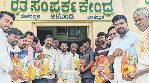 ಅಳವಂಡಿ ರೈತ ಸಂಪರ್ಕ ಕೇಂದ್ರದಲ್ಲಿ ಮುಂಗಾರು ಹಂಗಾಮಿನಲ್ಲಿ ಬಿತ್ತನೆ ಬೀಜ ಮಾರಾಟಕ್ಕೆ ಕೃಷಿ ಅಧಿಕಾರಿ ಪ್ರತಾಪಗೌಡ ನಂದನಗೌಡ್ರ ಚಾಲನೆ ನೀಡಿದರು. ಪ್ರಮುಖರಾದ ಸಿದ್ದು ಪೂಜಾರ, ಶಂಕರಪ್ಪ ಮೇಟಿ, ಸಂತೋಷ, ವಿಶ್ವನಾಥ ಕಿಲ್ಲೆದ, ಬಸವರಾಜ ಗೋಣಿಸ್ವಾಮಿ, ಅಂಬಣ್ಣ, ಯಶವಂತ ಇತರರಿದ್ದರು.