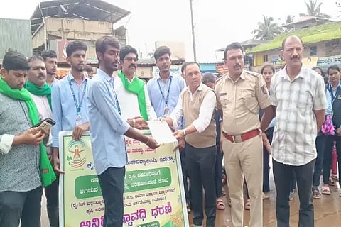 ಕೃಷಿ ಇಲಾಖೆ ನೇಮಕಾತಿಯಲ್ಲಿ ಲೋಪ ಸರಿಪಡಿಸಬೇಕು ಎಂದು ಆಗ್ರಹಿಸಿ ಇರುವಕ್ಕಿ ಕೃಷಿ ಮತ್ತು ತೋಟಗಾರಿಕೆ ವಿವಿ ವಿದ್ಯಾರ್ಥಿಗಳು ಉಪತಹಸೀಲ್ದಾರ್ ಶಾಂತಮೂರ್ತಿ ಅವರಿಗೆ ಮನವಿ ಸಲ್ಲಿಸಿದರು. ರಾಘವೇಂದ್ರ, ಕೊಟ್ರೇಶ್, ಭಾಗ್ಯಲಕ್ಷ್ಮೀ, ಪ್ರಥಮ್, ಸಾಗರಿಕಾ, ಕಾಶಿನಾಥ್, ದಿನೇಶ್ ಶಿರವಾಳ ಇತರರಿದ್ದರು.