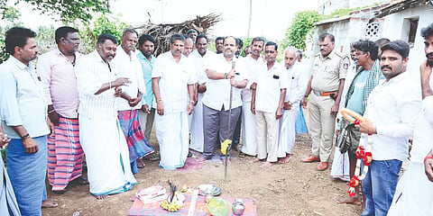 ಗುಂಡ್ಲುಪೇಟೆ ತಾಲೂಕಿನ ಕೊಡಸೋಗೆ ಗ್ರಾಮದ ಪರಿಶಿಷ್ಟ ಜನಾಂಗದ ಬಡಾವಣೆಯಲ್ಲಿ 20 ಲಕ್ಷ ರೂ.ಅನುದಾನದಲ್ಲಿ ಸಿಸಿ ರಸ್ತೆ ನಿರ್ಮಾಣ ಕಾಮಗಾರಿಗೆ ಗಣೇಶ್ ಪ್ರಸಾದ್ ಭೂಮಿಪೂಜೆ ನೆರವೇರಿಸಿದರು. ಕೆ.ಎಲ್.ಚಂದ್ರಶೇಖರ್, ವೈ.ಎನ್.ರಾಜಶೇಖರ್, ನಾಗಮಲ್ಲಪ್ಪ, ಬಸವಣ್ಣ, ಹಾಲಮಾದನಾಯ್ಕ, ವಿಶ್ವನಾಥ ಇತರರು ಇದ್ದರು.