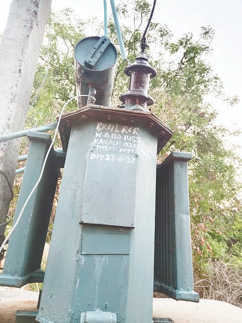 ಜರದಬಂಡಿ ಗ್ರಾಮದಲ್ಲಿ ಸುಟ್ಟಿರುವ ವಿದ್ಯುತ್ ಪರಿವರ್ತಕ.