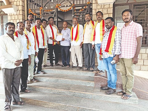 ಬಾದಾಮಿ ನಗರದ ತಹಸೀಲ್ದಾರ್ ಕಚೇರಿಯಲ್ಲಿ ಕದಂಬ ಸೈನ್ಯ ವತಿಯಿಂದ ಮೂರ್ತಿಗಳನ್ನು ಪ್ರತಿಷ್ಠಾಪನೆ ಮಾಡಲು ಸ್ಥಳ ನೀಡಬೇಕು ಎಂದು ಆಗ್ರಹಿಸಿ ತಹಸೀಲ್ದಾರ್ ಎಸ್.ಬಿ. ಬೊಮ್ಮನ್ನವರಿಗೆ ಮನವಿ  ಸಲ್ಲಿಸಲಾಯಿತು. ಸಂಘಟನೆ ರಾಜಾಧ್ಯಕ್ಷ ಬೇಕ್ರಿ ರಮೇಶ್, ಕಾರ್ಯದರ್ಶಿ ವಿನಾಯಕ ಸಂಡೂರ, ಜಿಲ್ಲಾಧ್ಯಕ್ಷ ಶಿವು ನಿಂಗಪ್ಪ ಇಸರಡ್ಡಿ, ರಾಜ್ಯ ಸಮಿತಿ ಸದಸ್ಯ ಬಸವನಗೌಡ ಪಾಟೀಲ್ ಮುಧೋಳ, ರವಿ ಹೊಸೂರ್  ಮತ್ತಿತರರಿದ್ದರು.