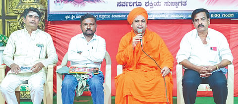 ಬಸವಕಲ್ಯಾಣದ ಸಂಸ್ಥಾನ ಗವಿಮಠದಲ್ಲಿ ಶ್ರಾವಣ ನಿಮಿತ್ತ ಗುರುವಾರ ಸಂಜೆ ಏರ್ಪಡಿಸಿದ್ದ ಜಗದ್ಗುರು ಘನಲಿಂಗ ರುದ್ರಮುನಿ ಶಿವಾಚಾರ್ಯರ ಕುರಿತ ಉಪನ್ಯಾಸದಲ್ಲಿ ಶ್ರೀ ಡಾ.ಅಭಿನವ ಘನಲಿಂಗ ರುದ್ರಮುನಿ ಶಿವಾಚಾರ್ಯ ಮಾತನಾಡಿದರು. ರುದ್ರೇಶ್ವರ ಗೋರ್ಟಾ, ಚಂದ್ರಕಾಂತ ಬಿರಾದಾರ, ಶ್ರೀನಿವಾಸ ಬಿರಾದಾರ ಇದ್ದರು. 