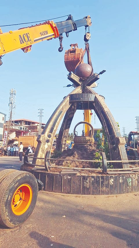 ಹೆದ್ದಾರಿ ಅಗಲೀಕರಣಕ್ಕಾಗಿ ಭಟ್ಕಳ ಸರ್ಕಲ್ನಲ್ಲಿದ್ದ ಗಡಿಯಾರ ಗೋಪುರವನ್ನು ಶನಿವಾರ ತೆರವುಗೊಳಿಸಲಾಯಿತು.