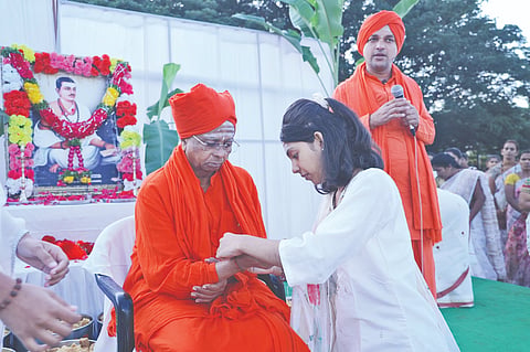 ಭಾಲ್ಕಿ ತಾಲೂಕಿನ ಕರಡ್ಯಾಳ ಚನ್ನಬಸವೇಶ್ವರ ಗುರುಕುಲದಲ್ಲಿ ವಿದ್ಯಾರ್ಥಿನಿಯರು ಸಾವಿರಾರು ವಿದ್ಯಾರ್ಥಿಗಳಿಗೆ ರಾಖಿ ಕಟ್ಟಿ ಶುಭ ಕೋರಿದರು.
