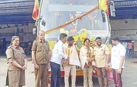 ಕರ್ನಾಟಕ ರಾಜ್ಯ ರಸ್ತೆ ಸಾರಿಗೆ ನಿಗಮದ ಬಸ್‌ನ್ನು ಕನ್ನಡದ ರಥದ ಮಾದರಿಯಲ್ಲಿ ಅಲಂಕರಿಸುವ ಮೂಲಕ ಭಾಷಾಭಿಮಾನದ ಕಂಪು ಮೂಡಿಸುತ್ತಿರುವ ‘ಮೈಸೂರು-ಹೊಸಪೇಟೆ’ ಬಸ್‌ನ ಚಾಲಕ ಮಂಜುನಾಥ್ ಹಬ್ಬಿಗೇರಿ ಮತ್ತು ನಿರ್ವಾಹಕರ ಪ್ರಕಾಶ್ ಮಲ್ಲಾರಿ ಅವರನ್ನು ಮಾರುತಿ ಮಹಾಬುಜ ಸೇವಾ ಟ್ರಸ್ಟ್ ಕಾರ್ಯದರ್ಶಿ ರಾಜೇಶ್ ಕೆಂಚನಹಳ್ಳಿ ಸನ್ಮಾನಿಸಿಸಿದರು. ರಾಜಕುಮಾರ್, ಸಿ.ಸಿ.ನೂತನ್, ಶೋಭಾ ರೋಹಿತ್ ಇತರರು ಇದ್ದರು. 
