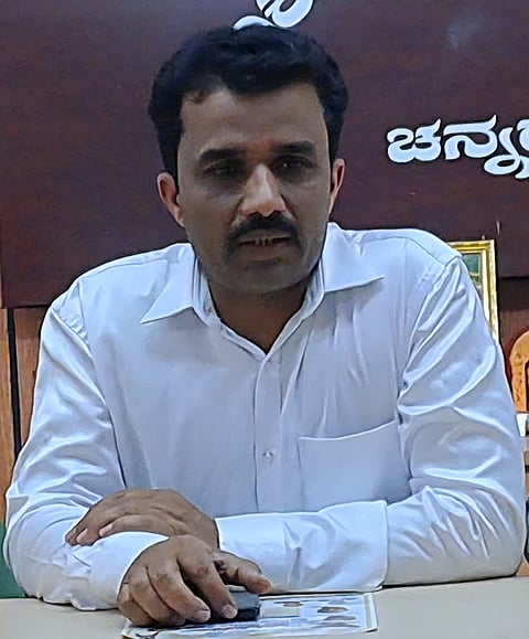 ಚನ್ನರಾಯಪಟ್ಟಣದಲ್ಲಿ ಆರಂಭವಾಗುತ್ತಿರುವ ಸ್ನೇಹಮಯಿ ವಿವೇಕಾನಂದ ಯೋಗಾಸನ ಚಾರಿಟಬಲ್ ಟ್ರಸ್ಟ್‌ನಿಂದ  ಯೋಗ ತರಬೇತಿ ಕುರಿತು ಆಯೋಜಕರು ಸುದ್ದಿಗೋಷ್ಠಿ ನಡೆಸಿದರು. 