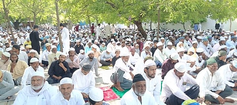 ದೇವದುರ್ಗದ ಈದ್ಗಾ ಮೈದಾನದಲ್ಲಿ ಆಯೋಜಿಸಿದ ಸಾಮೂಹಿಕ ಪ್ರಾರ್ಥನೆಯಲ್ಲಿ ಭಾಗವಹಿಸಿದ್ದ ಮುಸ್ಲಿಮರು.