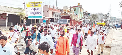 ಕಾರಟಗಿಯಲ್ಲಿ ನಿರ್ಮಲ ತುಂಗಭದ್ರಾ ಅಭಿಯಾನದ ಅಂಗವಾಗಿ ಭಾನುವಾರ ನಡೆದ ಪಾದಯಾತ್ರೆಯಲ್ಲಿ ನೂರಾರು ಜನರು, ವಿದ್ಯಾರ್ಥಿಗಳು ಪಾಲ್ಗೊಂಡಿದ್ದರು.