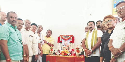 ದೇವನಹಳ್ಳಿ ಜೆಡಿಎಸ್​ ಕಚೇರಿಯಲ್ಲಿ ಚೆನ್ನಮ್ಮ ಅವರಿಗೆ ಶ್ರದ್ಧಾಂಜಲಿ ಸಲ್ಲಿಸಲಾಯಿತು. ಮಾಜಿ ಶಾಸಕ ನಿಸರ್ಗ ನಾರಾಯಣಸ್ವಾಮಿ, ಜೆಡಿಎಸ್​ ಜಿಲ್ಲಾಧ್ಯಕ್ಷ ಕೆ.ವಿ.ಮಂಜುನಾಥ್​, ತಾಲೂಕು ಮಹಿಳಾ ಅಧ್ಯೆ ಮೀನಾ ಮುನಿಕೃಷ್ಣಪ್ಪ, ಅಧ್ಯಕ್ಷ ಎಸ್​.ಮಹೇಶ್​, ಕಾರ್ಯಾಧ್ಯಕ್ಷ ಜಿ.ಎ.ರವೀಂದ್ರ, ಪ್ರಧಾನ ಕಾರ್ಯದರ್ಶಿ ಮನೊಹರ್​ ಇದ್ದರು.