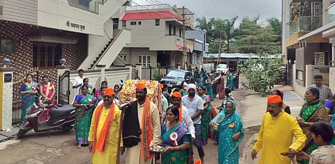 ಧಾರವಾಡ ಕಮಲಾಪುರ ಶಾಂತಿ ಕಾಲನಿಯ ಶ್ರೀ ಸಾಯಿ ಬಾಬಾ ಮಂದಿರ ಸಮಿತಿಯಿಂದ ಗುರುರ್ಪೂಣಿಮೆ ಪ್ರಯುಕ್ತ ಮಂಗಳವಾರ ಶ್ರೀ ಸಾಯಿ ಬಾಬಾ ಪಲ್ಲಕ್ಕಿ ಉತ್ಸವ ಜರುಗಿತು.