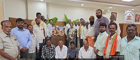 ಗೌರಿಬಿದನೂರು ತಾಲೂಕು ಕಚೇರಿಯಲ್ಲಿ ನಾರಾಯಣ ಗುರು ಜಯಂತಿಯಲ್ಲಿ ಆರ್ಯ ಈಡಿಗ ಸಮುದಾಯ ಮುಖಂಡ ಜಿ.ಎನ್​.ಸೂರಜ್​, ರಾಜಸ್ವ ನಿರೀಕ್ಷಕ ಖಾದರ್​, ನಾರಾಯಣಪ್ಪ, ನಾಗೇಂದ್ರ, ನಾಗರಾಜು ಅಂಜಿನಪ್ಪ, ವೆಂಕಟರಮಣಪ್ಪ, ಸಮುದಾಯದ ಮುಖಂಡರು ಇದ್ದರು.
