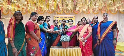 ಗಜೇಂದ್ರಗಡ ಪಟ್ಟಣದ ಜಿ.ಕೆ.ಬಂಡಿ ಗಾರ್ಡನ್‌ನಲ್ಲಿ ಶನಿವಾರ ಆಯೋಜಿಸಿದ್ದ ( Women's Day) ಮಹಿಳಾ ದಿನಾಚರಣೆಯನ್ನು ಶಶಿಕಲಾ ಮಿಥುನ್ ಪಾಟೀಲ ಉದ್ಘಾಟಿಸಿದರು. ವಿದ್ಯಾ ಬಂಡಿ, ಮಂಗಲಾ ದೇಶಮುಖ, ಸುಮಂಗಲಾ ಇಟಗಿ, ಸವಿತಾ ಬಿದರಳ್ಳಿ,ಇತರರಿದ್ದರು.
