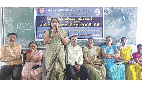 ಗಂಗಾವತಿ ಕೊಟ್ಟೂರೇಶ್ವರ ವಿದ್ಯಾವರ್ಧಕ ಸಂಘದ  ಕೆಸಿಎಸ್ ಮಹಿಳಾ ಪದವಿ ಕಾಲೇಜಿನಲ್ಲಿ ಎನ್ನೆಸ್ಸೆಸ್ ಘಟಕದಿಂದ ಹಮ್ಮಿಕೊಂಡ ವಾರ್ಷಿಕ ಸೇವಾ ಶಿಬಿರದಲ್ಲಿ ಕರುಣಾ ರೂರಲ್ ಡೆವಲಪ್‌ಮೆಂಟ್ ಸೊಸೈಟಿ ಅಧ್ಯಕ್ಷೆ ಸಿ.ಮಹಾಲಕ್ಷ್ಮೀ ಮಾತನಾಡಿದರು. ಪ್ರಾಚಾರ್ಯ ಡಾ.ಶರಣಬಸಪ್ಪ ಕೋಲ್ಕಾರ್, ಕಾರ್ಯಕ್ರಮಾಧಿಕಾರಿಗಳಾದ ಡಾ. ಸುರೇಶಗೌಡ, ಡಾ. ಬಸಮ್ಮ ಶಿಗ್ಗಾಂವಿ ಇತರರಿದ್ದರು.