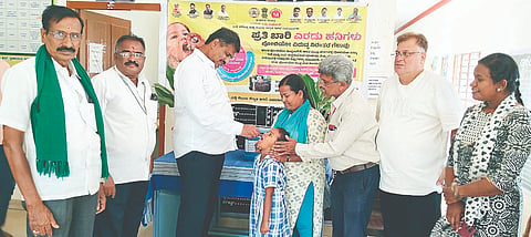 ಹನೂರಿನಲ್ಲಿ ಶಾಸಕ ಎಂ.ಆರ್ ಮಂಜುನಾಥ್ ಅವರು ಮಗುವಿಗೆ ಪೋಲಿಯೋ ಹನಿ ಹಾಕುವುದರ ಮೂಲಕ ಅಭಿಯಾನಕ್ಕೆ ಚಾಲನೆ ನೀಡಿದರು. ಡಾ. ಪ್ರಕಾಶ್, ಡಾ. ರಾಜೀವ್, ಮಾದಪ್ಪ ಇತರರಿದ್ದರು. 