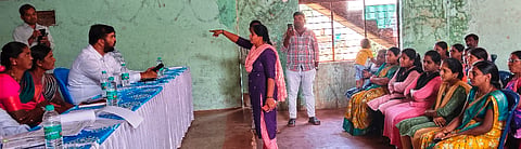 ಬಂಡಳ್ಳಿಯಲ್ಲಿ ಆಯೋಜಿಸಿದ್ದ ನರೇಗಾ ಗ್ರಾಮಸಭೆಯಲ್ಲಿ ಕುಡಿಯುವ ನೀರಿನ ಸಮಸ್ಯೆ ಬಗೆಹರಿಸುವಂತೆ ಮಹಿಳೆಯರು ಒತ್ತಾಯಿಸಿದರು. ಶಾಹುಲ್ ಆಹಮದ್, ಡಾ.ಸಿದ್ದರಾಜು, ನಾರಾಯಣ್, ವಿಶ್ವನಾಥ್ ಇತರರಿದ್ದರು. 