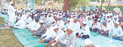  ಹನೂರು ಸಮೀಪದ ಮಂಗಲ ಗ್ರಾಮದ ಈದ್ಗಾ ಮೈದಾನದಲ್ಲಿ ಬಕ್ರೀದ್ ಹಿನ್ನೆಲೆ ಧರ್ಮ ಗುರುಗಳು ಪ್ರವಚನ ನೀಡಿದರು.