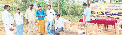 ಶೆಟ್ಟಿಳ್ಳಿ ಗ್ರಾಪಂ ವತಿಯಿಂದ ಹೊಸಳ್ಳಿಯಲ್ಲಿ ಆಯೋಜಿಸಿದ್ದ ನರೇಗಾ ಗ್ರಾಮಸಭೆ ಜನರಿಲ್ಲದೆ ರದ್ದಾಯಿತು. ನಾರಾಯಣ್, ವೈರಮಾಣಿಕ್ಯಂ ಇದ್ದರು. 