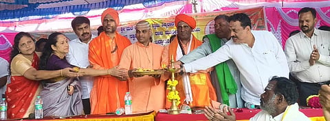 ಮಲೆಮಹದೇಶ್ವರ ಬೆಟ್ಟದಲ್ಲಿ ಆಯೋಜಿಸಿದ್ದ ಜಡೇಮುನೇಶ್ವರ ಹಾಗೂ ರಾಜ ಮುನೇಶ್ವರಸ್ವಾಮಿ ದೇಗುಲದ ಕುಂಭಾಭಿಷೇಕ ಉದ್ಘಾಟನಾ ಕಾರ್ಯಕ್ರಮವನ್ನು ಡಾ.ಶ್ರೀ ಶಾಂತಮಲ್ಲಿಕಾರ್ಜುನ ಸ್ವಾಮೀಜಿ ಉದ್ಘಾಟಿಸಿದರು. ಶ್ರೀ ಜ್ಞಾನಪ್ರಕಾಶ ಸ್ವಾಮೀಜಿ, ಎಂ.ಆರ್. ಮಂಜುನಾಥ್, ವಾಣಿ ಶಿವರಾಮ್, ಡಾ.ಎಸ್.ದತ್ತೇಶ್‌ಕುಮಾರ್, ಎ.ಈ.ರಘು ಇತರರಿದ್ದರು. 