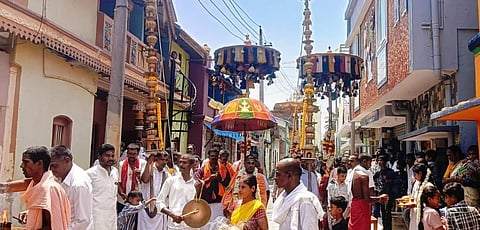 ಮಲೆಮಹದೇಶ್ವರ ಬೆಟ್ಟದಲ್ಲಿ ದೊಡ್ಡ ಸತ್ತಿಗೆಯನ್ನು ಪಡೆದ ಸರಗೂರು ಗ್ರಾಮಸ್ಥರು ತಂಬಡಿಗೇರಿಯಲ್ಲಿ ಮೆರವಣಿಗೆ ನಡೆಸಿ ಗ್ರಾಮಕ್ಕೆ ಕೊಂಡೊಯ್ದರು.   