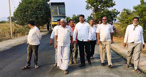 ಪ್ರಗತಿಯಲ್ಲಿರುವ ಹನೂರು ತಾಲೂಕಿನ ಬಂಡಳ್ಳಿ ಮಾರ್ಗದ ರಸ್ತೆ ಅಭಿವೃದ್ಧಿ ಕಾಮಗಾರಿ ಸ್ಥಳಕ್ಕೆ ಶಾಸಕ ಎಂ.ಆರ್.ಮಂಜುನಾಥ್ ಭೇಟಿ ನೀಡಿ ಪರಿಶಿಲಿಸಿದರು. ಮಂಜೇಶ್, ಮಹದೇವ, ವಿಜಯಕುಮಾರ್, ಜಸ್ಸಿಂಪಾಷ ಇತರರಿದ್ದರು. 