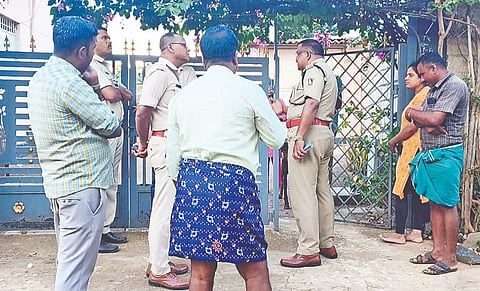 ಮರೂರಿನಲ್ಲಿ ಕಳ್ಳತನ ನಡೆದ ಮನೆಗೆ ಪೊಲೀಸರು ಭೇಟಿ ನೀಡಿ ಪರಿಶೀಲಿಸಿದರು. ಡಿವೈಎಸ್ಪಿ ಮೋಹನ್ ಇದ್ದರು. 