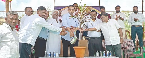 ಮಾಣಿಕನಗರದ ಶ್ರೀ ಮಾಣಿಕಪ್ರಭು ಕ್ರೀಡಾಂಗಣದಲ್ಲಿ ಹಮ್ಮಿಕೊಂಡಿದ್ದ ತಾಲೂಕು ಮಟ್ಟದ ಕ್ರೀಡಾಕೂಟವನ್ನು ಶಾಸಕ ಡಾ. ಸಿದ್ದಲಿಂಗಪ್ಪ ಪಾಟೀಲ್​ ಶುಕ್ರವಾರ ಉದ್ಘಾಟಿಸಿದರು. ಡಾ.ಚಂದ್ರಕಾಂತ ಗಂಗಶೆಟ್ಟಿ, ಓಂಪ್ರಕಾಶ ದಡ್ಡೆ, ಶರಣಪ್ಪ ನಾಟೀಕರ್​, ಮಲ್ಲಿನಾಥ ಚಿಂಚೋಳ್ಳಿ ಇತರರಿದ್ದರು.