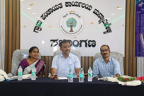 ಮನ್ನಾಎಖೇಳ್ಳಿ ಗ್ರಾಪಂ ಕಚೇರಿಯಲ್ಲಿ ಮಂಗಳವಾರ ಬೀದರ್​ ದಣ ಕ್ಷೇ ತ್ರದ  ವ್ಯಾಪ್ತಿಯಲ್ಲಿ ಬರುವ ಗ್ರಾಮಗಳಲ್ಲಿ ಕುಡಿಯುವ ನೀರಿನ ಸಮಸ್ಯೆಯನ್ನು ತಡೆಯಲು ತುರ್ತು ಕ್ರಮಕೈಗೊಳ್ಳುವ ಬಗ್ಗೆ ಶಾಸಕ ಡಾ.ಶೈಲೇಂದ್ರ ಬೆಲ್ದಾಳೆ ಎಲ್ಲ ಇಲಾಖೆಗಳ ಅಧಿಕಾರಿಗಳ ಸಭೆ ನಡೆಸಿದರು. ತಹಸೀಲ್ದಾರ್​ ಮಂಜುನಾಥ ಪಂಚಾಳ, ತಾಪಂ ಇಒ ಲಕ್ಷಿ$್ಮ ಬಿರಾದಾರ ಇದ್ದರು.