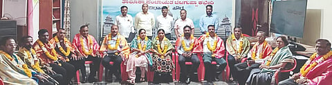 ಚಿಟಗುಪ್ಪ ತಾಲೂಕು ಪಿಡಿಒಗಳ  ಕ್ಷೇಮಾಭಿವೃದ್ಧಿ ಸಂಘದ ಪದಾಧಿಕಾರಿಗಳನ್ನು ತಾಪಂ ಇಒ ಲಿಂಗರಾಜ ಪಾಟೀಲ್​ ಸನ್ಮಾನಿಸಿದರು. ಎಡಿ ಸುದೇಶಕುಮಾರ ಗೋಡೆ ಇತರರಿದ್ದರು.