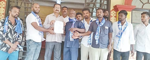 ಹುಮನಾಬಾದ್​ ಪಟ್ಟಣದಲ್ಲಿ ಮೂಲಸೌಕರ್ಯ ಕಲ್ಪಿಸಲು ಒತ್ತಾಯಿಸಿ ಬಹುಜನ ಸಮಾಜ ಪಕ್ಷದ ಪದಾಧಿಕಾರಿಗಳು ಶಿರಸ್ತೇದಾರ್​ ಮುನೇಶ್ವರ ಸ್ವಾಮಿ ಅವರಿಗೆ ಮನವಿ ಪತ್ರ ಸಲ್ಲಿಸಿದರು. ಅಂಬರೀಷ ಘಾಂಗ್ರೆ, ನಿಲೇಶ್​ ಮೇಲಕೇರಿ, ವಿಶಾಲ ಸಿಂಧನಕೇರಾ ಇತರರಿದ್ದರು.