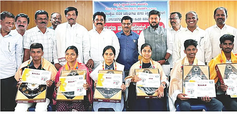 ಹೂವಿನಹಡಗಲಿಯಲ್ಲಿ ಎಸ್ಸೆಸ್ಸೆಲ್ಸಿ ಪರೀಕ್ಷೆಯಲ್ಲಿ ಹೆಚ್ಚು ಅಂಕಗಳಿಸಿದ ವಿದ್ಯಾರ್ಥಿಗಳನ್ನು ಸನ್ಮಾನಿಸಲಾಯಿತು. ಬಿಇಒ ಮಹೇಶ್ ಪೂಜಾರ್, ಮಾಜಿ ಶಾಸಕ ನಂದಿಹಳ್ಳಿ ಹಾಲಪ್ಪ, ಕ್ಷೇತ್ರಸಮನ್ವಯಾಧಿಕಾರಿ ಎ.ಕೋಟೆಪ್ಪ ಇತರರಿದ್ದರು.
