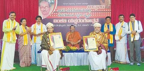 ಹೊನ್ನಾವರ ತಾಲೂಕಿನ ಕಡತೋಕದಲ್ಲಿ ಆಯೋಜಿಸಿದ್ದ ಕಡತೋಕ ಕೃತಿ-ಸ್ಮತಿ ಯಕ್ಷರಂಗೋತ್ಸವದಲ್ಲಿ ಯಕ್ಷಗಾನ ವಿದ್ವಾಂಸರಾದ ಡಾ. ಎಂ. ಪ್ರಭಾಕರ ಜೋಶಿ, ವಿದ್ವಾನ್ ಉಮಾಕಾಂತ ಭಟ್ಟ ಅವರನ್ನು ಸನ್ಮಾನಿಸಲಾಯಿತು. ಎಡನೀರು ಮಠದ ಶ್ರೀ ಸಚ್ಚಿದಾನಂದ ಭಾರತೀ ಶ್ರೀಪಾದಂಗಳವರು, ಶಿವಾನಂದ ಹೆಗಡೆ, ಗೋಪಾಲಕೃಷ್ಣ ಭಾಗವತ ಇದ್ದರು.