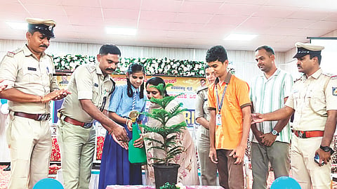 ಹರಪನಹಳ್ಳಿಯಲ್ಲಿ ಹಮ್ಮಿಕೊಂಡಿದ್ದ ಮಾದಕ ವಸ್ತುಗಳ ದುರುಪಯೋಗ ಮತ್ತು ಅಕ್ರಮ ಸಾಗಾಣಿಕೆ ವಿರುದ್ಧ ಜಾಗೃತಿ ಅಭಿಯಾನ ಕಾರ್ಯಕ್ರಮವನ್ನು ಶಾಸಕಿ ಎಂ.ಪಿ.ಲತಾ ಮಲ್ಲಿಕಾರ್ಜುನ ಉದ್ಘಾಟಿಸಿದರು. ವಿಜಯನಗರ ಎಸ್ಪಿ ಎಸ್.ಜಾಹ್ನವಿ, ಡಿವೈಎಸ್‌ಪಿ ಡಾ.ಸಂತೋಷ್ ಚವ್ಹಾಣ್, ಸಿಪಿಐ ಮಹಾಂತೇಶ್ ಸಜ್ಜನ್, ಪಿಎಸ್‌ಐಗಳಾದ ಶಂಭುಲಿಂಗಯ್ಯ ಎಸ್.ಹಿರೇಮಠ, ವಿಜಯಕೃಷ್ಣ, ನಾಗರತ್ನಮ್ಮ ಇತರರಿದ್ದರು.