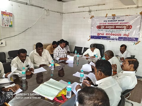 ಹುಲಸೂರು ತಾಲೂಕು ಪಂಚಾಯಿತಿ ಸಭಾಂಗಣದಲ್ಲಿ ಸೋಮವಾರ ಗ್ಯಾರಂಟಿ ಯೋಜನೆ ಅನುಷ್ಠಾನ ಸಮಿತಿ ಪ್ರಗತಿ ಪರಿಶೀಲನೆ ಸಭೆಯಲ್ಲಿ ಸಮಿತಿ ತಾಲೂಕು ಅಧ್ಯ  ಸಿದ್ರಾಮ ಕಾಮಣ್ಣ ಮಾತನಾಡಿದರು. ತಾಪಂ ಇಒ ಮಹಾದೇವ ಜಮ್ಮು ಇತರರಿದ್ದರು.
