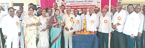 ಹುಲಸೂರು ತಾಲೂಕಿನ ಗೋರ್ಟಾ(ಬಿ)ದ ಶ್ರೀ ಗುರುಪಾದ ಶಿವಾಚಾರ್ಯ ಪ್ರೌಢ ಶಾಲೆಯಲ್ಲಿ ಗುರುವಾರ ಸ್ನೇಹ ಸಮ್ಮಿಲನ ಹಾಗೂ ಗುರುವಂದನೆ ಉದ್ಘಾಟನಾ ಸಮಾರಂಭದಲ್ಲಿ ಗೋರಕನಾಥ ಶಿಣ ಸಂಸ್ಥೆ ಅಧ್ಯ ಮಡಿವಾಳಪ್ಪ ಪಾಟೀಲ್​, ಸಾಹಿತಿ ಡಾ.ಬಸವರಾಜ ಬಲ್ಲೂರ, ಗುರುನಾಥ ಅಕ್ಕಣ್ಣ, ಗ್ರಾಪಂ ಅಧ್ಯೆ ಸೀತಾ ಕೈಕಡಿ, ಪಂಚಾರಿ ಹಿರೇಮಠ, ಪುಷ್ಪಾ ಬಳತೆ, ಪ್ರಭುಶೆಟ್ಟಿ ಬುಳ್ಳಾ ಇತರರಿದ್ದರು.