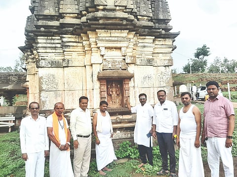 ಕಾಳಗಿ ತಾಲೂಕಿನ ಮೋಘಾ ಗ್ರಾಮದ ಪ್ರಾಚಿನ ರಾಮಲಿಂಗೇಶ್ವರ ದೇವಾಲಯ ಪರಿಸರದಲ್ಲಿ ಕಲಬುರಗಿಯ ಬಸವೇಶ್ವರ ಸಮಾಜ ಸೇವಾ ಬಳಗ ಭಾನುವಾರ ಏರ್ಪಡಿಸಿದ್ದ ಜಿಲ್ಲೆಯ ಐತಿಹಾಸಿಕ ಸ್ಮಾರಕಗಳ ಪರಿಚಯಾತ್ಮಕ -56ನೇ ಕಾರ್ಯಕ್ರಮದಲ್ಲಿ ಸಂಶೋಧಕ ಮುಡುಬಿ ಗುಂಡೇರಾವ ವಿಶೇಷ ಉಪನ್ಯಾಸ ನೀಡಿದರು. ಎಚ್​.ಬಿ.ಪಾಟೀಲ್​, ಶಿವಯೋಗೆಪ್ಪ ಎಸ್​.ಬಿರಾದಾರ ಇತರರಿದ್ದರು.