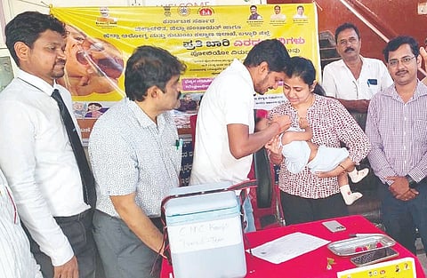 ಕಂಪ್ಲಿ ಸರ್ಕಾರಿ ಸಮುದಾಯ ಆರೋಗ್ಯ ಕೇಂದ್ರದಲ್ಲಿ ತಹಸೀಲ್ದಾರ್ ಜೂಗಲ ಮಂಜುನಾಯಕ ಮಗುವಿಗೆ ಪೋಲಿಯೋ ಲಸಿಕೆ ಹಾಕಿದರು. 