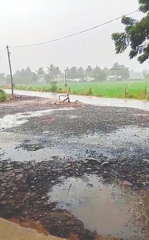 ಸಣಾಪುರ ಹೊರವಲಯದಲ್ಲಿ ಮಳೆ ಆಗುತ್ತಿರುವುದು. 