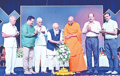 ಕೊಳ್ಳೇಗಾಲ ಮಾನಸ ಶಿಕ್ಷಣ ಸಂಸ್ಥೆಯಲ್ಲಿ ಶುಕ್ರವಾರ ಆರ್.ಸಿದ್ದೇಗೌಡ-ಲಿಂಗಮ್ಮ ಸ್ಮರಣಾರ್ಥ ಆಯೋಜಿಸಿದ್ದ ಮಾನಸೋತ್ಸವವನ್ನು ಬೆಂಗಳೂರು ಕೆಂಗೇರಿಯ ವಿಶ್ವ ಒಕ್ಕಲಿಗ ಮಹಾಸಂಸ್ಥಾನ ಮಠದ ಡಾ.ಶ್ರೀ ನಿಶ್ಚಲಾನಂದನಾಥ ಸ್ವಾಮೀಜಿ ಹಾಗೂ ರಂಗಕರ್ಮಿ ಪ್ರಸನ್ನ ಉದ್ಘಾಟಿಸಿದರು. ಎಸ್.ದತ್ತೇಶ್‌ಕುಮಾರ್, ಡಾ.ಎಸ್.ಶಿವರಾಜಪ್ಪ, ಎಂ.ಆರ್.ಸತ್ಯನಾರಾಯಣ, ಕೆ.ಕೆ ನಟರಾಜು ಇದ್ದರು. 