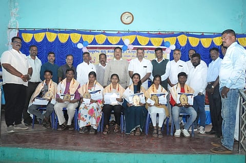 ಕೊಳ್ಳೇಗಾಲದ ಗುರುಭವನದಲ್ಲಿ ಭಾನುವಾರ ತಾಲೂಕು ಉಪ್ಪಾರ ಸರ್ಕಾರಿ ನೌಕರರ ಸಂಘದ ವತಿಯಿಂದ ಆಯೋಜಿಸಿದ್ದ ಪ್ರತಿಭಾ ಪುರಸ್ಕಾರ ಕಾರ್ಯಕ್ರಮದಲ್ಲಿ ಗಣ್ಯರು ಪ್ರತಿಭಾನ್ವಿತ ಮಕ್ಕಳನ್ನು ಪುರಸ್ಕರಿಸಿದರು. ಎ.ಆರ್. ಕೃಷ್ಣಮೂರ್ತಿ, ಪ್ರಿಯಶಂಕರ್, ರಾಜೇಂದ್ರ, ಶಿವಕುಮಾರ್, ಯೋಗೇಶ್, ರಮೇಶ್, ಸೋಮಣ್ಣ ಇತರರು ಇದ್ದರು. 
