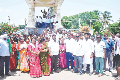 ಕೊಳ್ಳೇಗಾಲ ಪಟ್ಟಣದ ಡಾ.ಬಿ.ಆರ್.ಅಂಬೇಡ್ಕರ್  ವೃತ್ತದ ಮುಂಭಾಗ ಜಮಾಯಿಸಿದ ಕಾರ್ಯಕರ್ತರು ಗುರುವಾರ ಕೊಳ್ಳೇಗಾಲ ಕ್ಷೇತ್ರದ ಶಾಸಕ ಎ.ಆರ್. ಕೃಷ್ಣಮೂರ್ತಿ ಅವರಿಗೆ ಸಚಿವ ಸ್ಥಾನ ನೀಡಬೇಕೆಂದು ಕಾಂಗ್ರೆಸ್ ಮುಖಂಡರು ಆಗ್ರಹಿಸಿದರು.