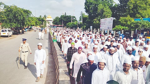 ಪಟ್ಟಣದಲ್ಲಿ ಗುರುವಾರ ತ್ಯಾಗ, ಬಲಿದಾನಗಳ ಪ್ರತೀಕ ವಾದ ಮುಸ್ಲಿಮರ ಪವಿತ್ರ ಹಬ್ಬ ಬಕ್ರೀದ್ ಹಿನ್ನೆಲೆ ಮುಸಲ್ಮಾನರು ಮೆರವಣಿಗೆ ನಡೆಸಿದರು.