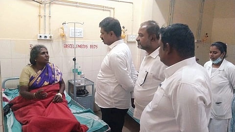  ಕೊಳ್ಳೇಗಾಲ ಸರ್ಕಾರಿ ಆಸ್ಪತ್ರೆಯಲ್ಲಿ ಚಿಕಿತ್ಸೆ ಪಡೆಯುತ್ತಿದ್ದ ದಲಿತ ಮಹಿಳೆಯನ್ನು ಹನೂರು ಶಾಸಕ ಎಂ. ಆರ್.ಮಂಜುನಾಥ್ ಭೇಟಿ ಮಾಡಿ ಆರೋಗ್ಯ ವಿಚಾರಿಸಿದರು.