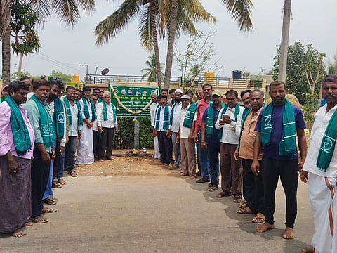 ತಾಲೂಕಿನ ಜಿನಕಹಳ್ಳಿ ಗ್ರಾಮದಲ್ಲಿ ಮಂಗಳವಾರ ಕರ್ನಾಟಕ ರಾಜ್ಯ ರೈತ ಸಂಘ ಗ್ರಾಮ ಘಟಕಕ್ಕೆ ರೈತ ಮುಖಂಡರು ಚಾಲನೆ ನೀಡಿದರು.