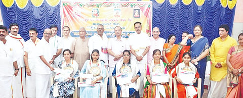 ಕೊಳ್ಳೇಗಾಲ ಪಟ್ಟಣದ ಕಾವೇರಿ ರಸ್ತೆಯಲ್ಲಿರುವ ಪ್ರಸನ್ನ ರಾಮಮಂದಿರದಲ್ಲಿ ಭಾನುವಾರ ಕೊಳ್ಳೇಗಾಲ ತಾಲೂಕು ಬ್ರಾಹ್ಮಣ ಸಭಾ, ರಾಮ ಭಜನಾ ಸಭಾ, ವಾಗ್ದೇವಿ ವಿಪ್ರ ಮಹಿಳಾ ಸಂಘ ಆಚಾರ್ಯತ್ರಯ ಜಯಂತಿ ಹಾಗೂ ಪ್ರತಿಭಾ ಪುರಸ್ಕಾರ ಸಮಾರಂಭದಲ್ಲಿ ಎಸ್ಸೆಸ್ಸೆಲ್ಸಿ ಮತ್ತು ಪಿಯುಸಿ ಪರೀಕ್ಷೆಯಲ್ಲಿ ಹೆಚ್ಚು ಅಂಕಗಳಿಸಿದ ಪ್ರತಿಭಾನ್ವಿತ ಮಕ್ಕಳಿಗೆ ಪುರಸ್ಕರಿಸಲಾಯಿತು. ಡಾ.ಎನ್.ಶಶಿಶೇಖರ್ ದೀಕ್ಷಿತ್, ಆರ್.ಶೇಖರ್‌ಶಾಸಿ, ರಘುನಾಥ್, ಸುಮಾ ಶೇಷಾಚಲನ್, ಶ್ರೀಕಂಠಕುಮಾರ್, ಜಿ.ಎಂ ಹೆಗಡೆ ಇತರರು ಇದ್ದಾರೆ. 