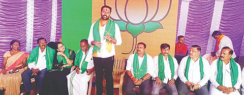 ಕಾನಹೊಸಹಳ್ಳಿ ಸಮೀಪದ ಎಂ.ಬಿ.ಅಯ್ಯನಹಳ್ಳಿಯಲ್ಲಿ ಕೂಡ್ಲಿಗಿ ಬಿಜೆಪಿ ಮಂಡಲ ಹಾಗೂ ರೈತ ಮೋರ್ಚಾದಿಂದ ಆಯೋಜಿಸಿದ್ದ ಕೃಷಿಚಿಂತನಾ ಕಾರ್ಯಕ್ರಮದಲ್ಲಿ ಎಸ್ಟಿ ಮೋರ್ಚಾ ರಾಜ್ಯಾಧ್ಯಕ್ಷ ಬಂಗಾರು ಹನುಮಂತು ಮಾತನಾಡಿದರು.