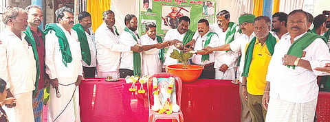ಕಾನಹೊಸಹಳ್ಳಿ ಸಮೀಪದ ಹುಲಿಕೆರೆ ಗ್ರಾಮದಲ್ಲಿ ಕರ್ನಾಟಕ ರಾಜ್ಯ ರೈತ ಸಂಘ ಹಾಗೂ ಹಸಿರು ಸೇನೆ ಗ್ರಾಮ ಘಟಕವನ್ನು ಸಂಘದ ಅಧ್ಯಕ್ಷ ಹುಚ್ಚವನಹಳ್ಳಿ ಮಂಜುನಾಥ ಉದ್ಘಾಟಿಸಿದರು.