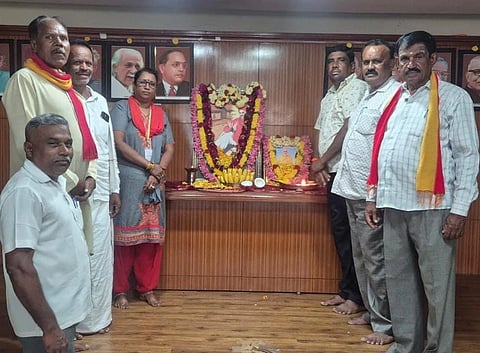 ಕನಕಪುರ ತಾಲೂಕು ಕಚೇರಿ ಸಭಾಂಗಣದಲ್ಲಿ ಬ್ರಹ್ಮಶ್ರೀ ನಾರಾಯಣಗುರು ಹಾಗೂ ವಚನಕಾರ ನುಲಿಯ ಚಂದಯ್ಯನವರ ಜಯಂತಿಯಲ್ಲಿ ಶಿವನಹಳ್ಳಿ ಶಿವಲಿಂಗಯ್ಯ, ಜಯಶ್ರೀ, ಕೂಗಿ ಗಿರಿಯಪ್ಪ, ಮಂಜುನಾಥ್ ಇದ್ದರು.