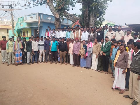 ಚಿತ್ರ ೨೮ ಕೆ.ಎಲ್.ಆರ್. ೦೧ : ಶಿವಪುರ ಗ್ರಾಮದಲ್ಲಿ ರೈತರ ಮುಖಂಡರೊAದಿಗೆ ಗ್ರಾಮಸ್ಥರು ಸಭೆ ನಡೆಸುತ್ತಿರುವುದು. 