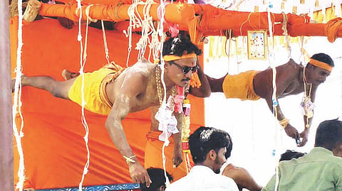 ಕಂಪ್ಲಿ ಕೋಟೆ ಪ್ರದೇಶದಲ್ಲಿ ಶ್ರೀ ಕಾಳಮ್ಮ ದೇವಿ ಪೂಜಾ ಮಹೋತ್ಸವ ಹಿನ್ನೆಲೆಯಲ್ಲಿ ಭಕ್ತರು ರಾಕೆಟ್ ಅಸ್ತ್ರ ಧರಿಸಿ ಹರಕೆ ತೀರಿಸಿದರು.